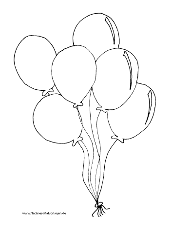 leckere geburtstagstorte mit luftballons und luftschlangen
